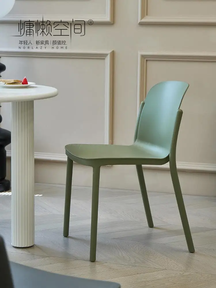 Современный простой обеденный стул бытовой маленький семейный стул с пластиковой спинкой Nordic milk tea shop стол и стул . ' - ' . 3
