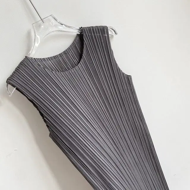 Платье 2023 Новое плиссированное платье без рукавов с круглым воротом, длинное, однотонное, высококачественная и тонкая женская приталенная летняя одежда Q45 . ' - ' . 1